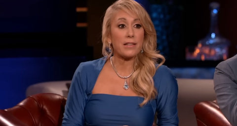 DOES LORI GREINER WEAR A WIG