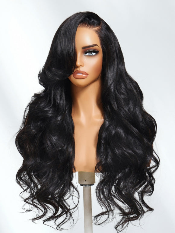 Perruque Klaiyi 13x4 Pre-Everything™ Loose Wave Lace Frontal avec mèches encadrant le visage et frange sur le côté, sans colle, en cheveux humains. 