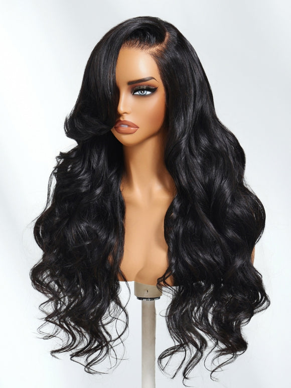 Perruque Klaiyi 13x4 Pre-Everything™ Loose Wave Lace Frontal avec mèches encadrant le visage et frange sur le côté, sans colle, en cheveux humains. 