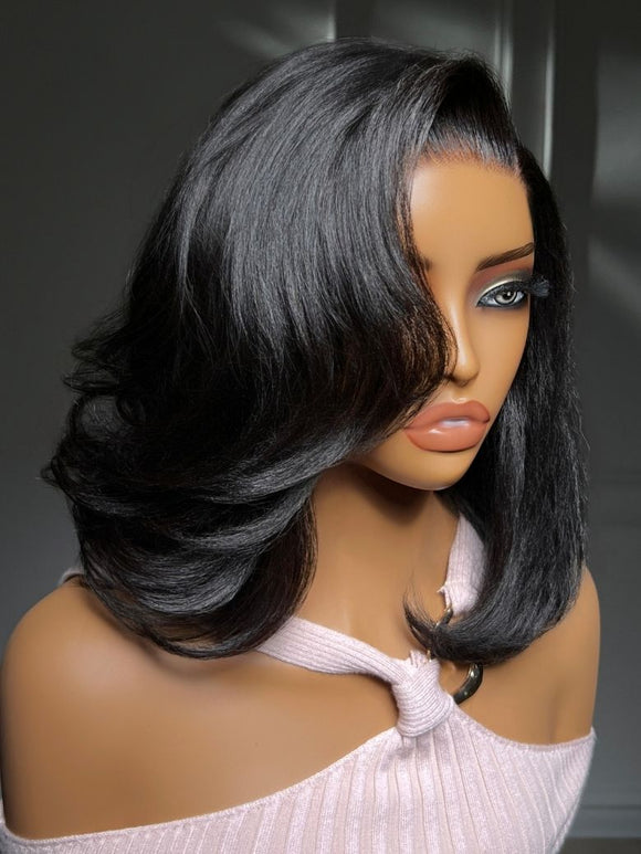 Perruque Klaiyi Balayage Brun Français 13×4, coupe au carré souple mi-longue, avec lace frontale et cordon de serrage invisible. Facile à poser.