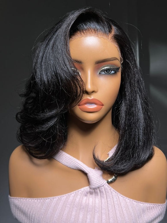 Perruque Klaiyi Balayage Brun Français 13×4, coupe au carré souple mi-longue, avec lace frontale et cordon de serrage invisible. Facile à poser.