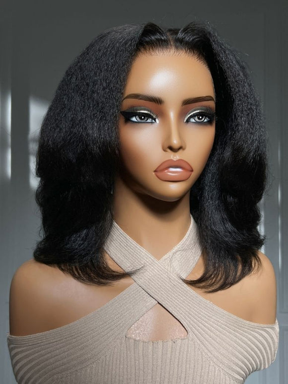 Perruque Klaiyi New EasiContour™ Yaki Straight V Part Wig Meets Real Leather, prête à porter, sans colle, avec cordon de serrage invisible. 
