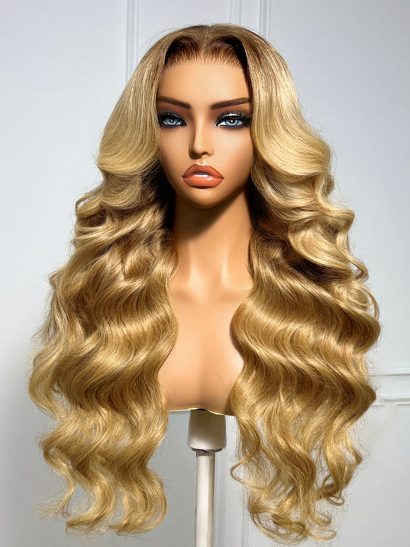 Klaiyi 7x5 No-Slip Glueless Lace Wig Warm Blonde with Brown Roots Voluminous Body Waves Invisi Drawstring & Face-Framing Layers