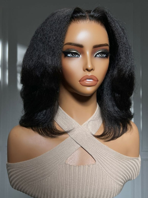 Perruque Klaiyi New EasiContour™ Yaki Straight V Part Wig Meets Real Leather, prête à porter, sans colle, avec cordon de serrage invisible. 