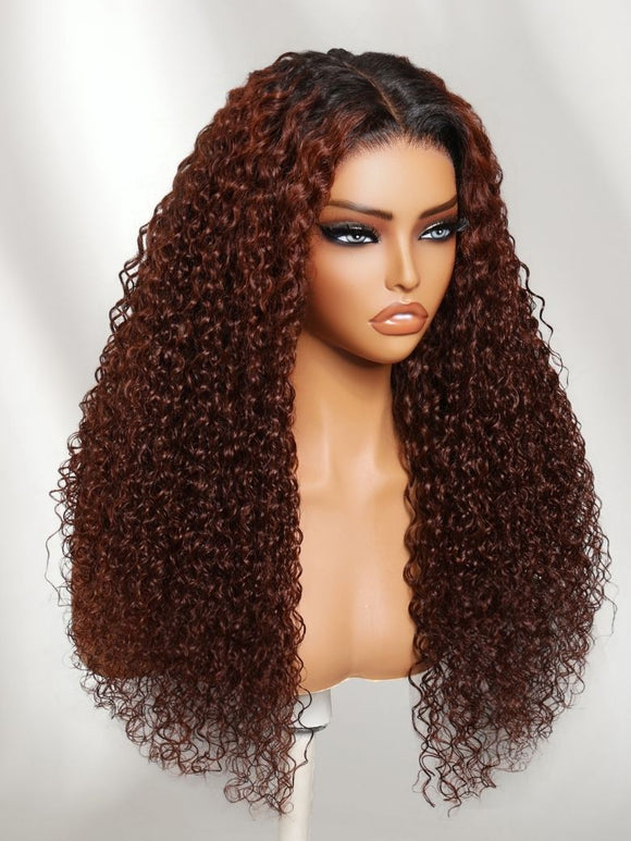 Perruque Klaiyi Dark Plum Color 13x4 Water Wave Pre-Everything™ Lace Frontal avec racines foncées, sans colle 