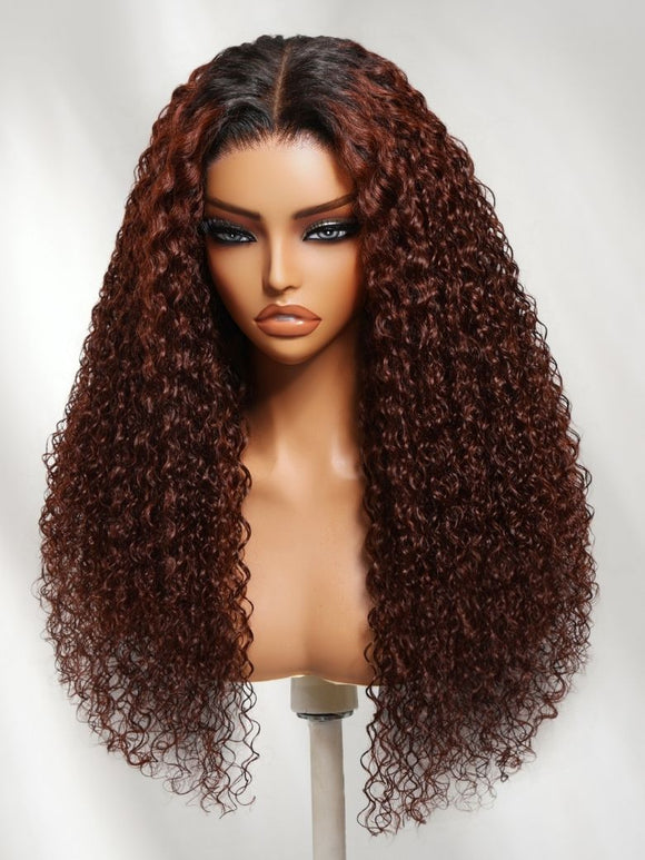 Perruque Klaiyi Dark Plum Color 13x4 Water Wave Pre-Everything™ Lace Frontal avec racines foncées, sans colle 