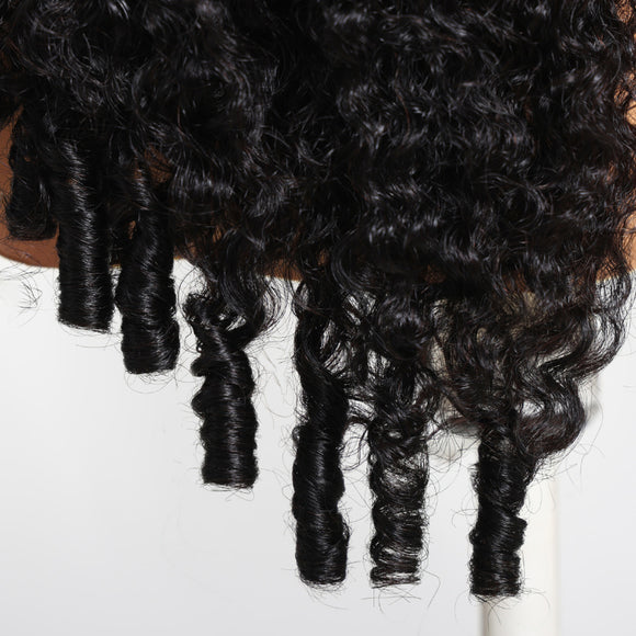 Perruque Klaiyi 13×4 bouclée birmane avec pointes frisées, facile à poser et à coiffer, en cheveux humains sans colle avec cordon de serrage invisible. 